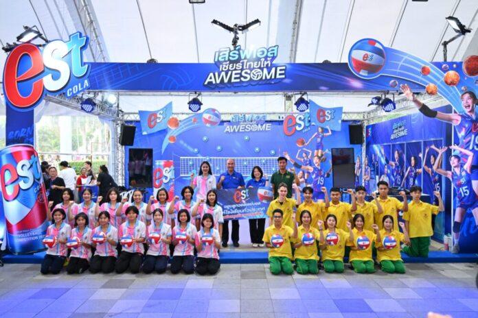 01_คณะผู้บริหารมอบลูกวอลเลย์ให้กับรร. สนามกทม.